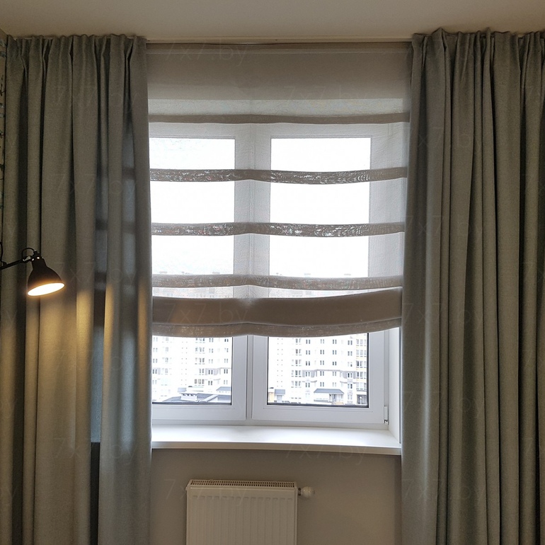 Комбинированные шторы римские и классические с прямым покроем, для небольшой спальной комнаты